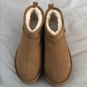 UGG Platforms Chestnut size 9  brand new condition!
